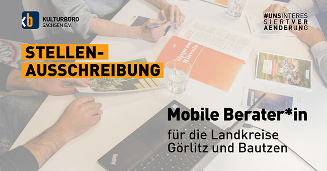 Banner Stellenausschreibung Mobile Berater*in Landkreise Bautzen und Görlitz, Motiv: Personen am Beratungstisch