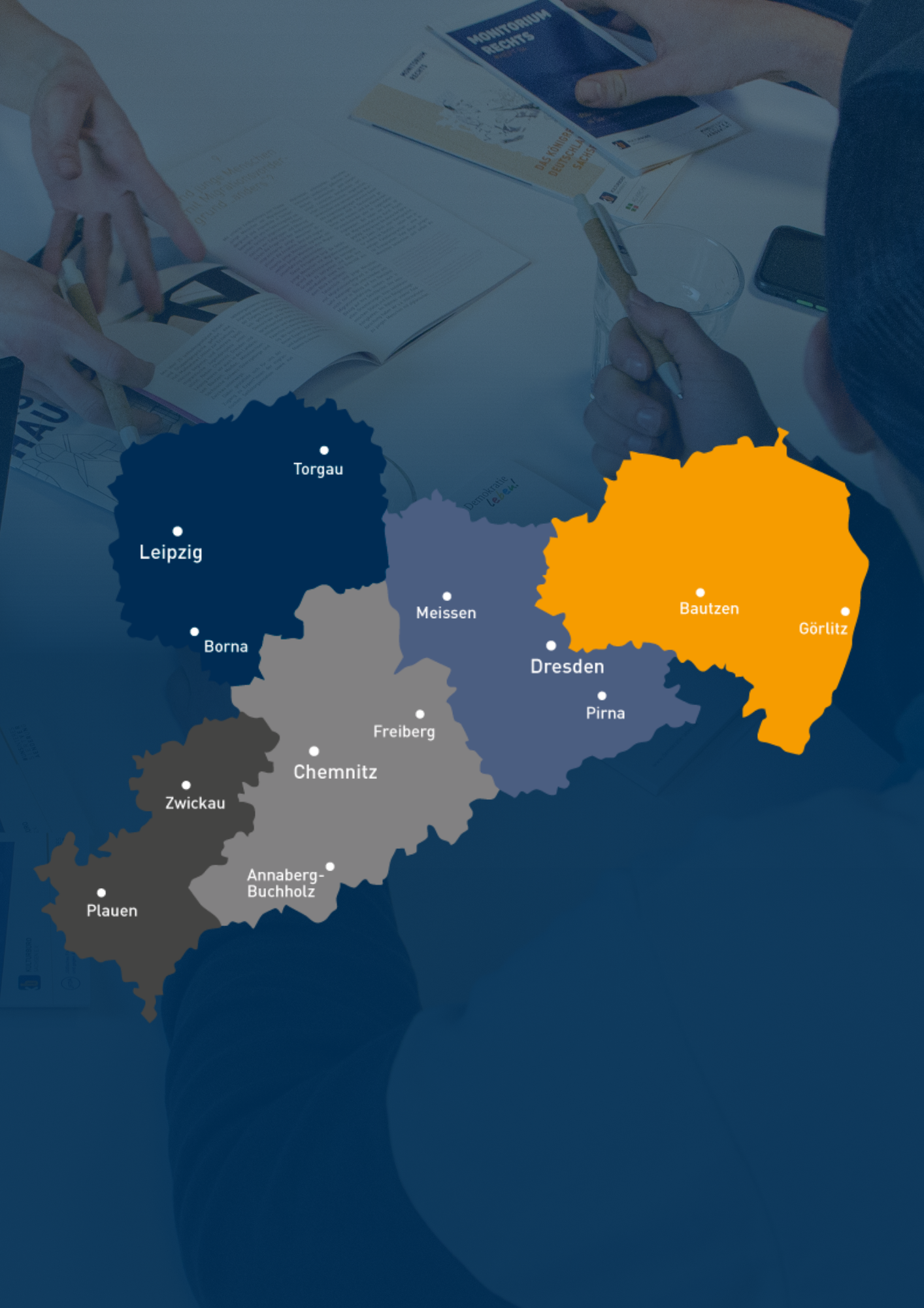 sachsen Karte mit Markierungen der größeren Städte, im Hintergrund ist ein Beratungsgespräch mit Menschen eingeblendet