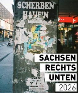 Titelseite der Broschüre "Sachsen rechts unten2026" mit Logos vom Kulturbüro Sachsen und der Amadeu Antoniou Stiftung. Man sieht eine Hauswand mit vielen abgerissenen Plakaten, der Schriftzug "Scherben hauen" ist schemenhaft lesbar